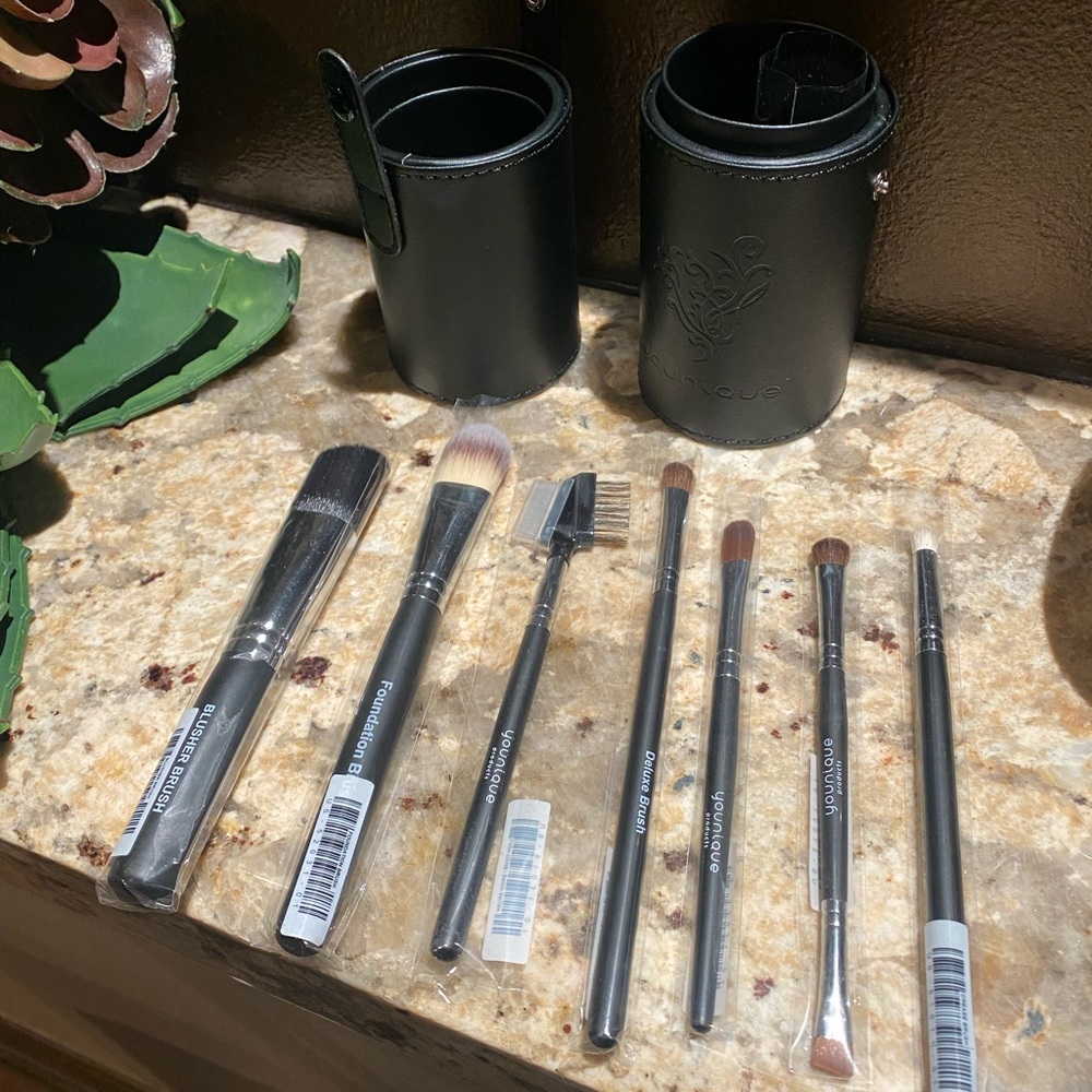 Younique brush set